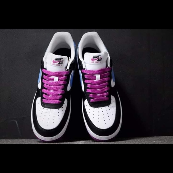 Late Kobe Bryant’s shoes - Picture 4 of 6